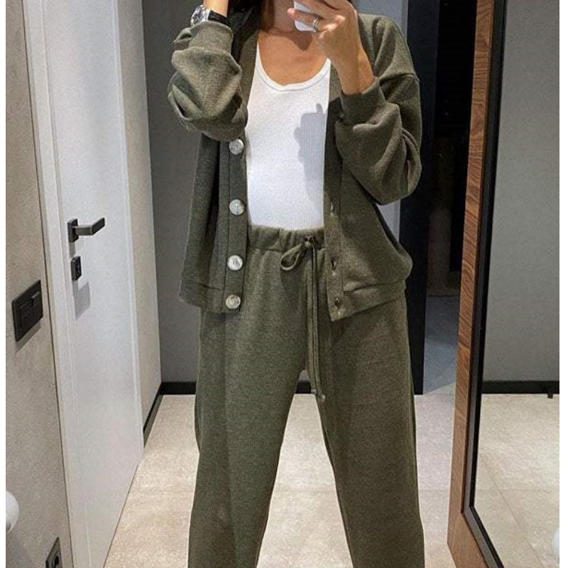 Zweiteiliges Set aus gestrickter Button-Down-Jacke und Hose für Damen