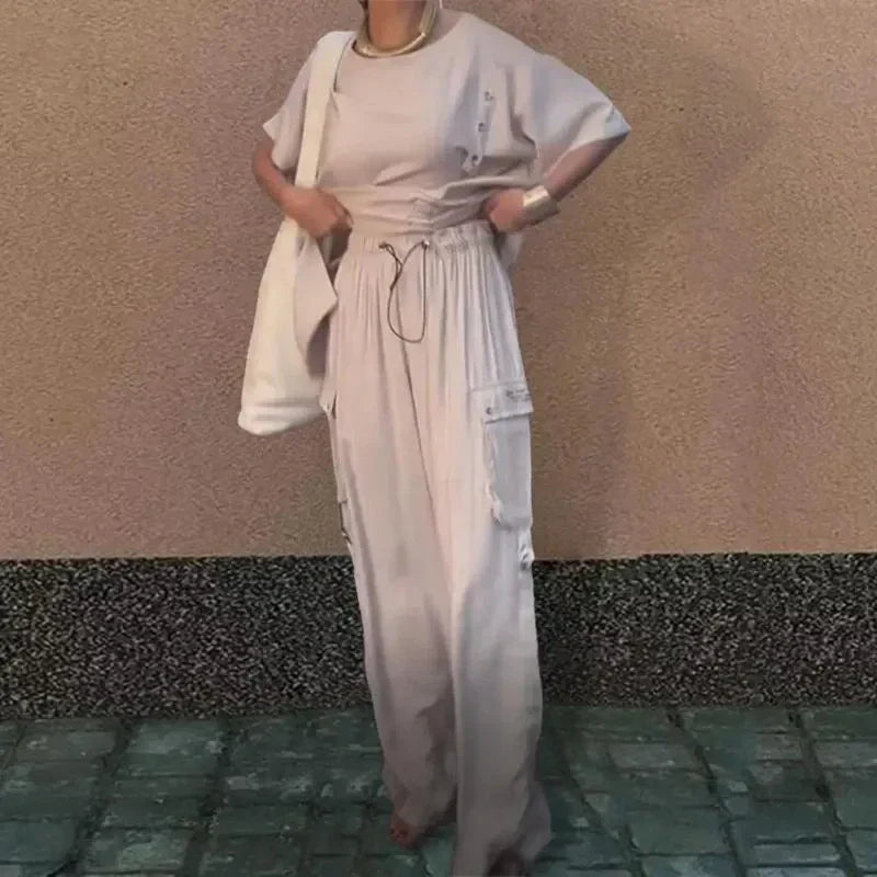 Zweiteiliger Damenanzug mit Rundhals-T-Shirt und Hose