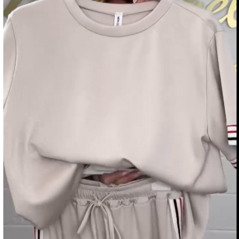 Kurzärmeliges T-Shirt mit Seitenstreifen und Jogginghose mit weitem Bein