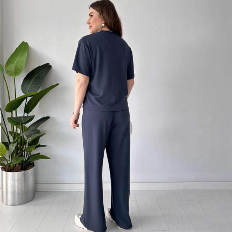 Lässiges Set aus Oberteil mit Rundhalsausschnitt und Hose mit Kordelzug