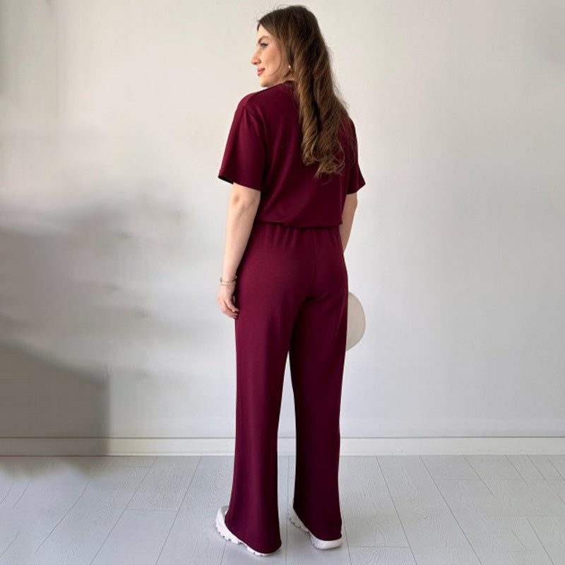 Lässiges Set aus Oberteil mit Rundhalsausschnitt und Hose mit Kordelzug