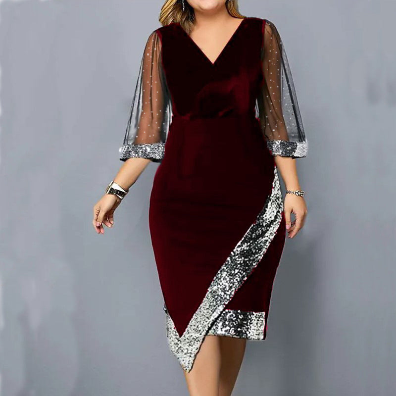 Kleid mit transparenten Mesh-Ärmeln und asymmetrisch platzierten Pailletten