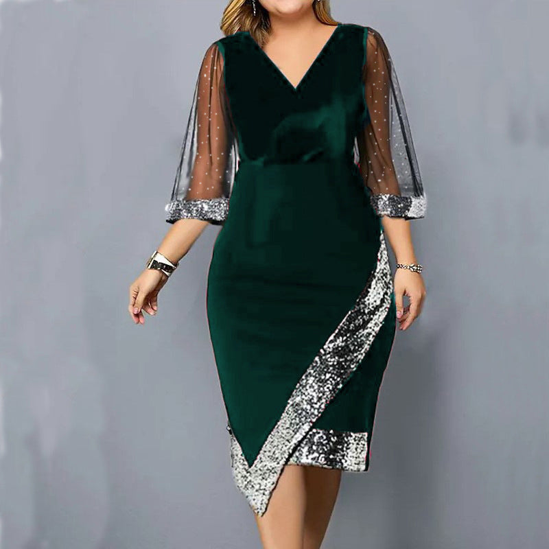 Kleid mit transparenten Mesh-Ärmeln und asymmetrisch platzierten Pailletten