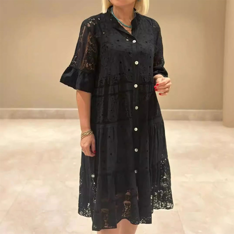 Damenkleid mit Spitze und Knöpfen