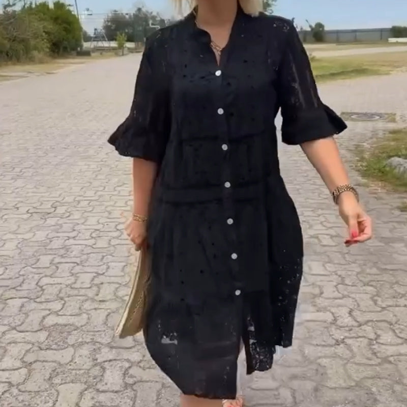 Damenkleid mit Spitze und Knöpfen