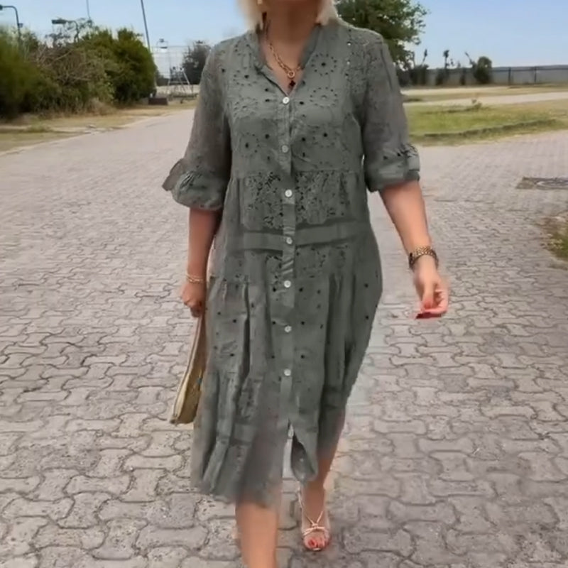 Damenkleid mit Spitze und Knöpfen