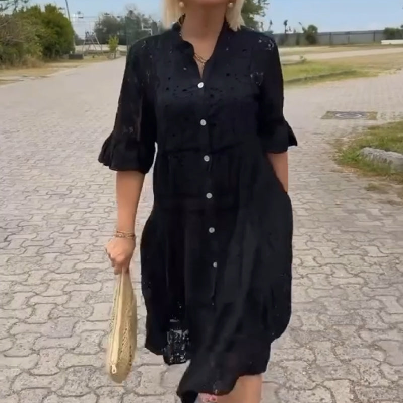 Damenkleid mit Spitze und Knöpfen