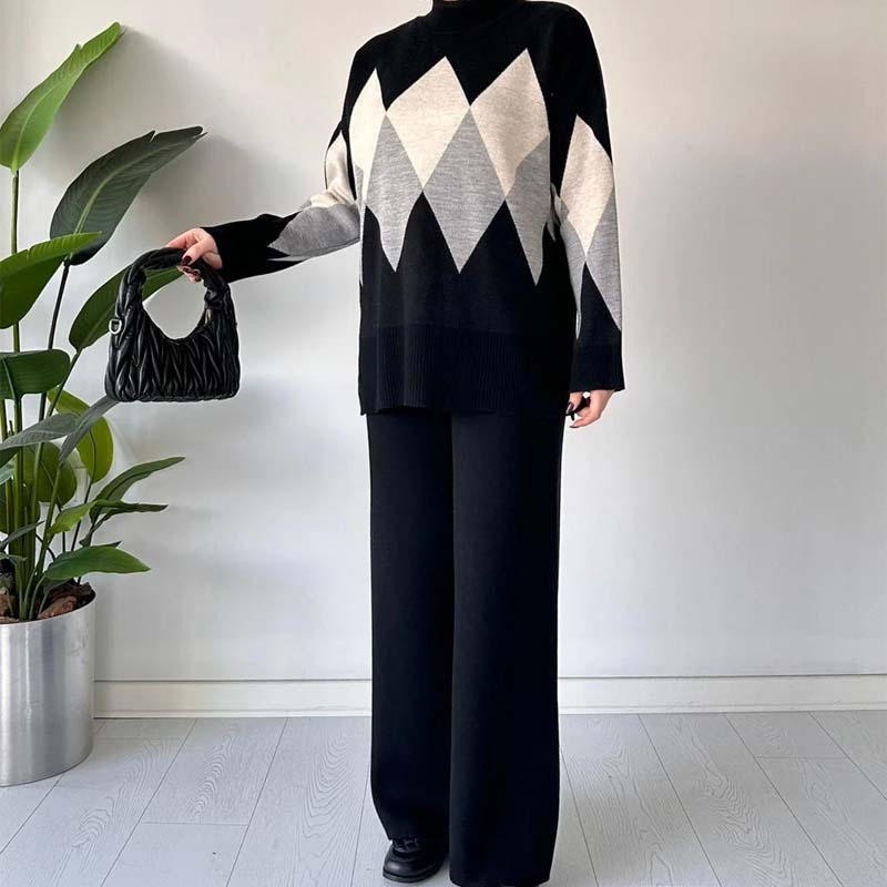 Modische Farbe-Blocking-Set aus Pullover und Hose mit Rautenmuster