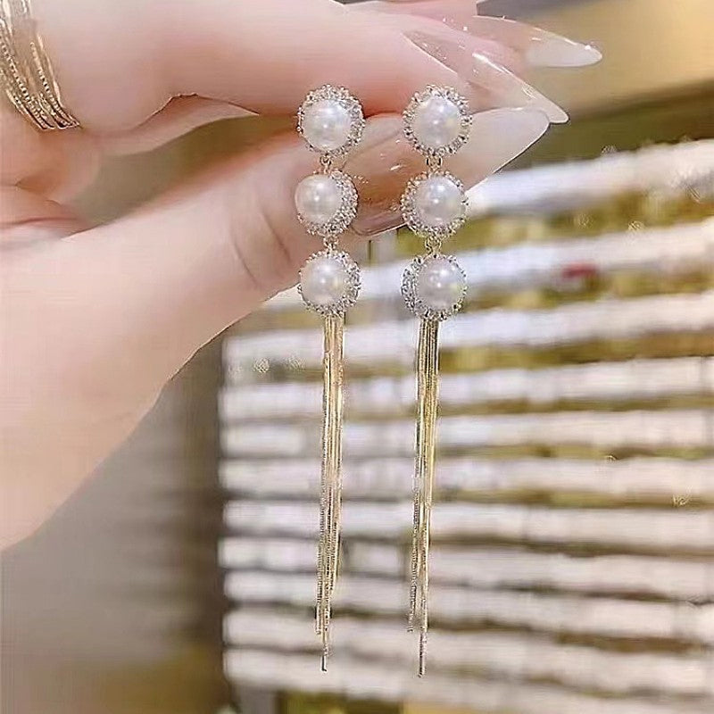 Elegante lange Ohrringe mit Quasten und Kunstperlen
