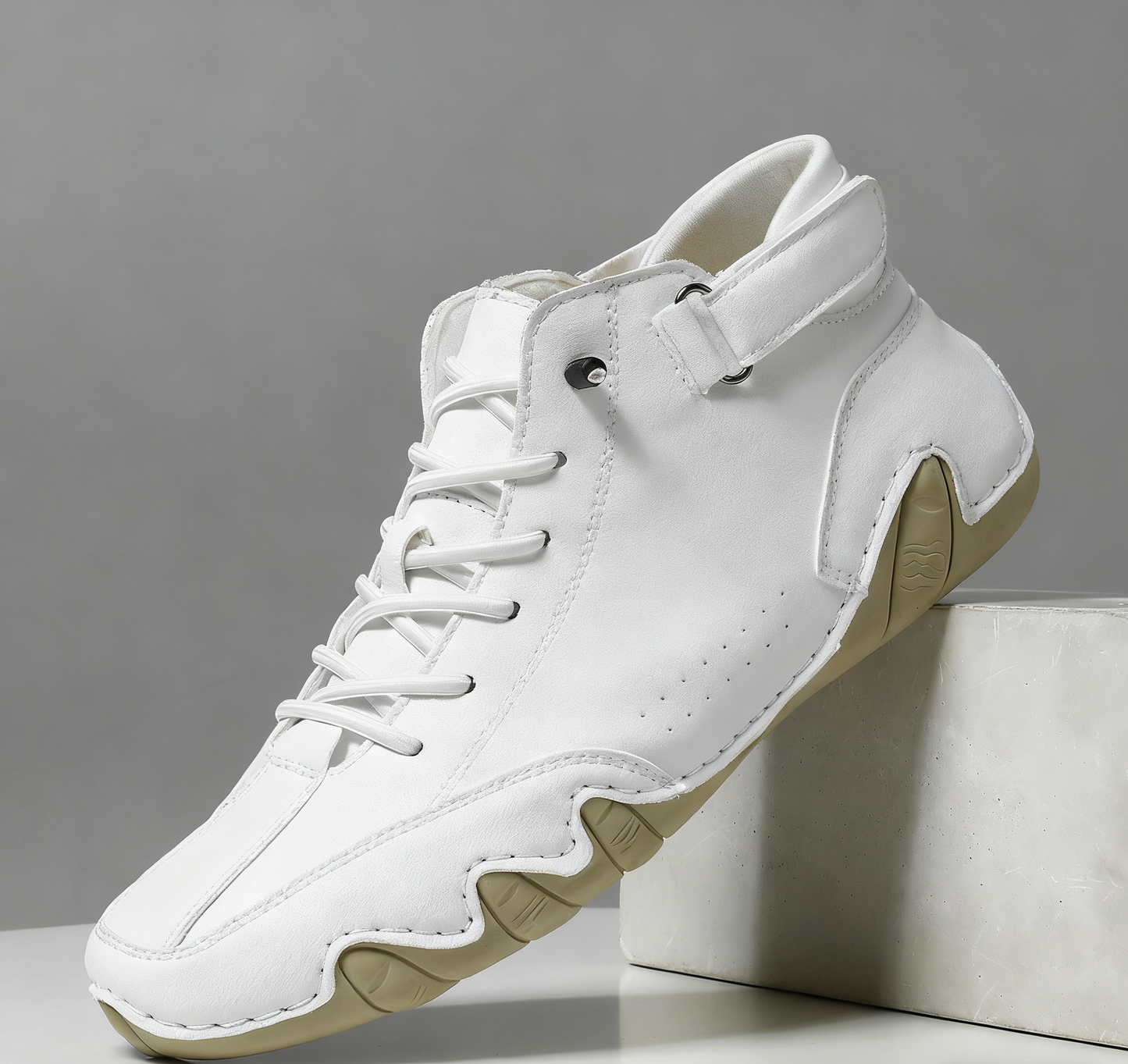 Hohe italienische Wildlederstiefel mit Klettverschluss – maskuliner Charme, lässiger Chic