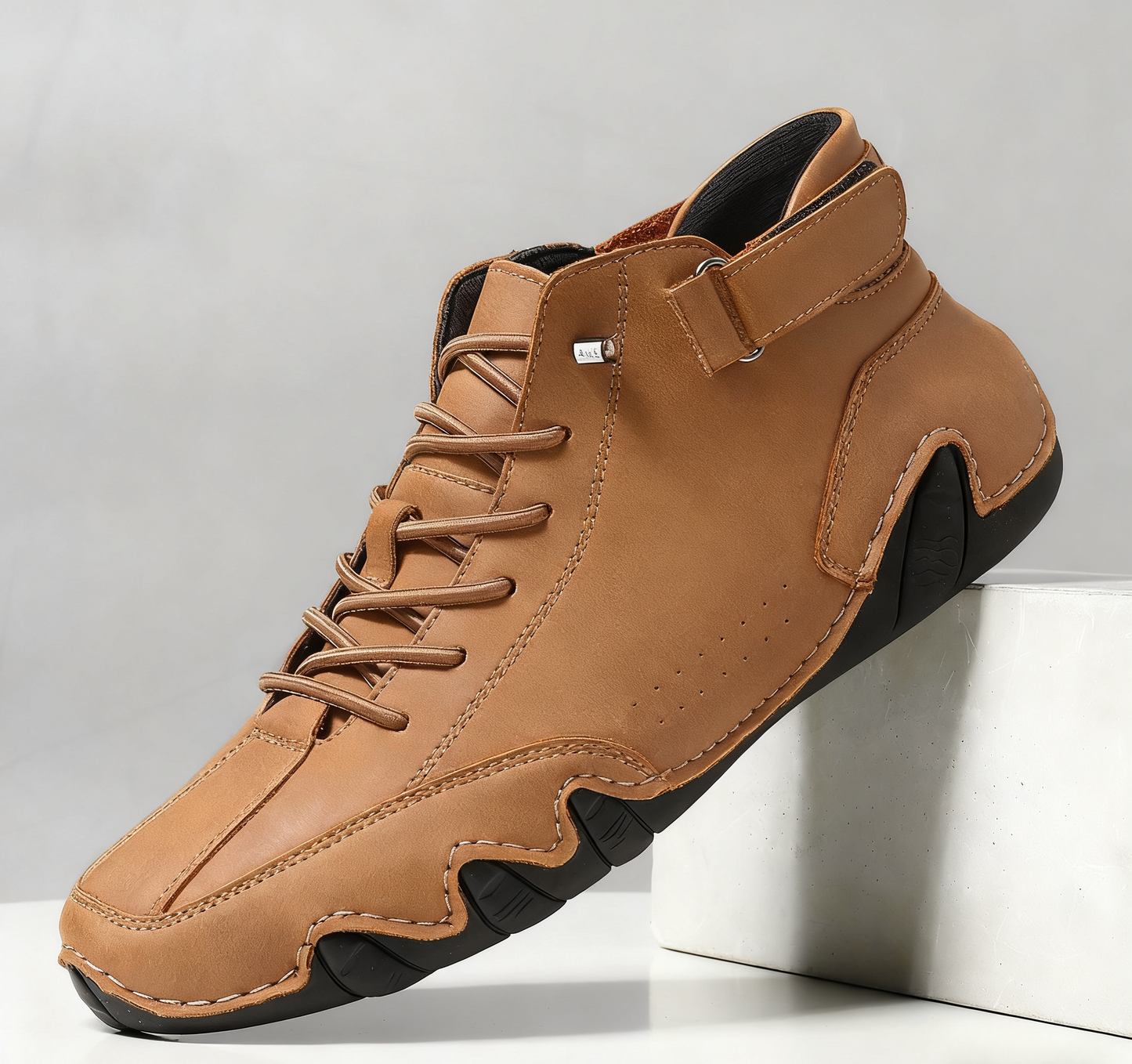 Hohe italienische Wildlederstiefel mit Klettverschluss – maskuliner Charme, lässiger Chic