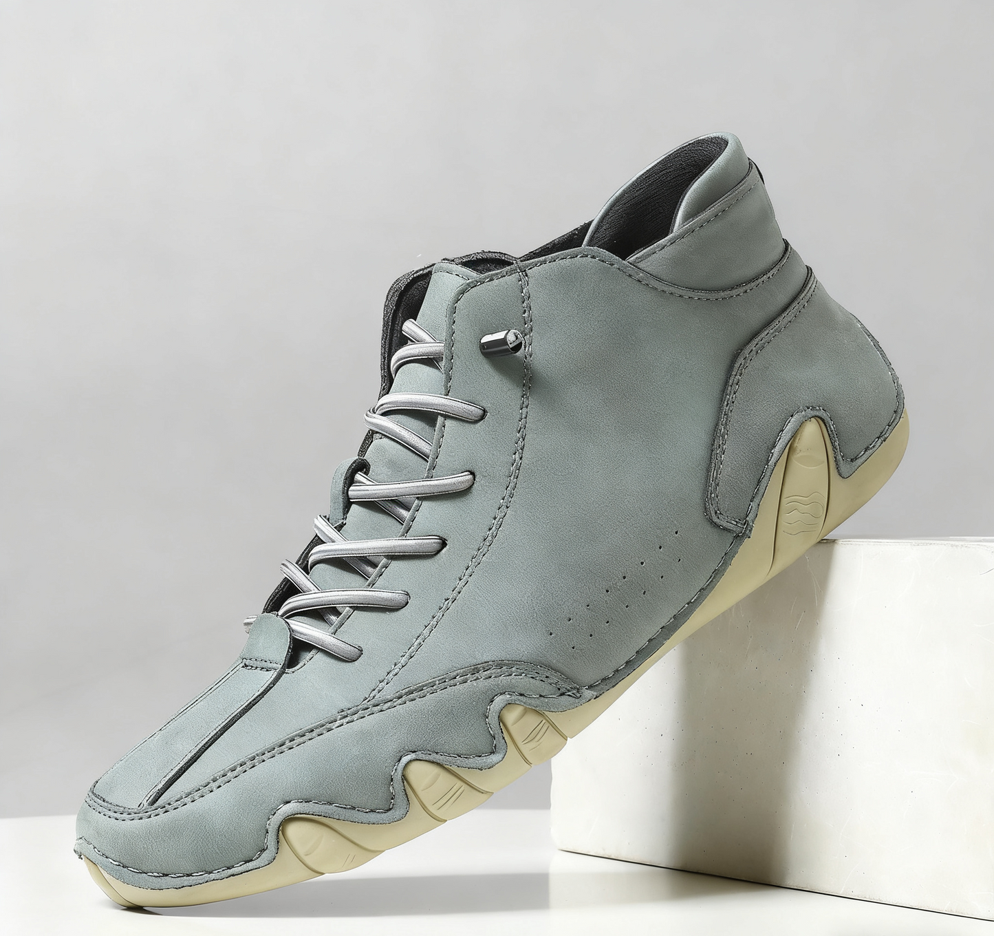 Hohe italienische Wildlederstiefel mit Klettverschluss – maskuliner Charme, lässiger Chic