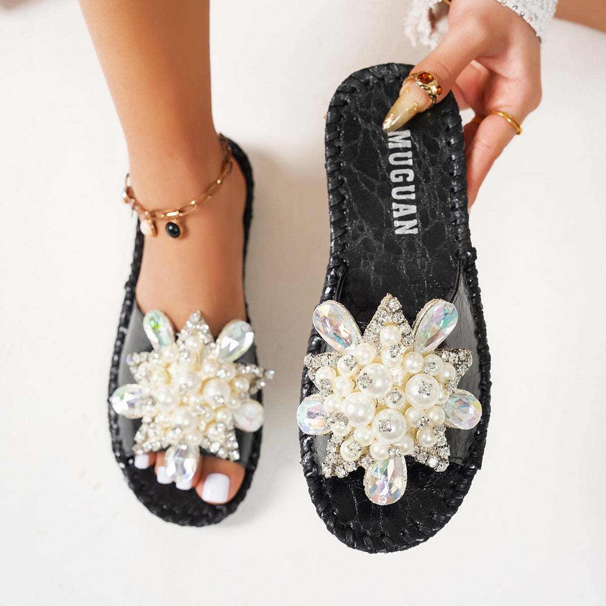 Damen-Pantoletten mit Perlen- und Strass-Verzierung