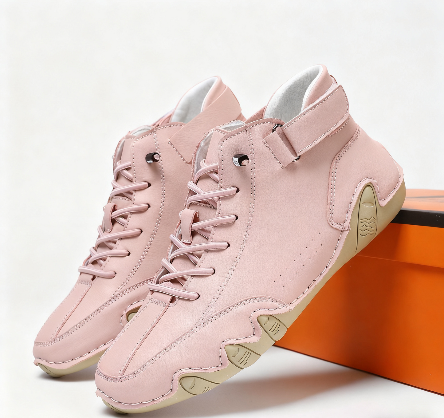 Hohe italienische Wildlederstiefel mit Klettverschluss – maskuliner Charme, lässiger Chic