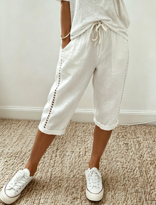 Sommerhose für Damen in Capri-Länge mit Spitzendetails