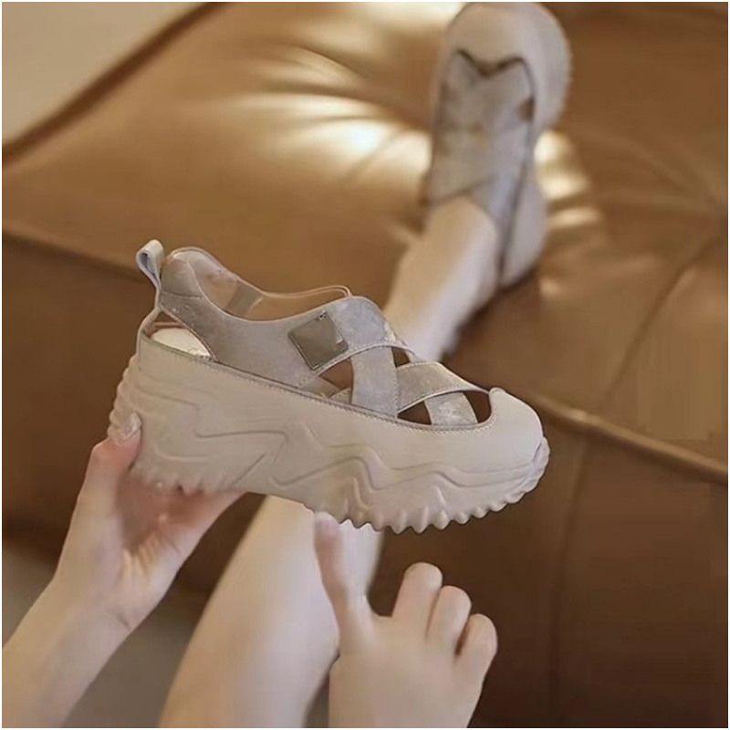 Hohle Damensandalen mit dicker Sohle