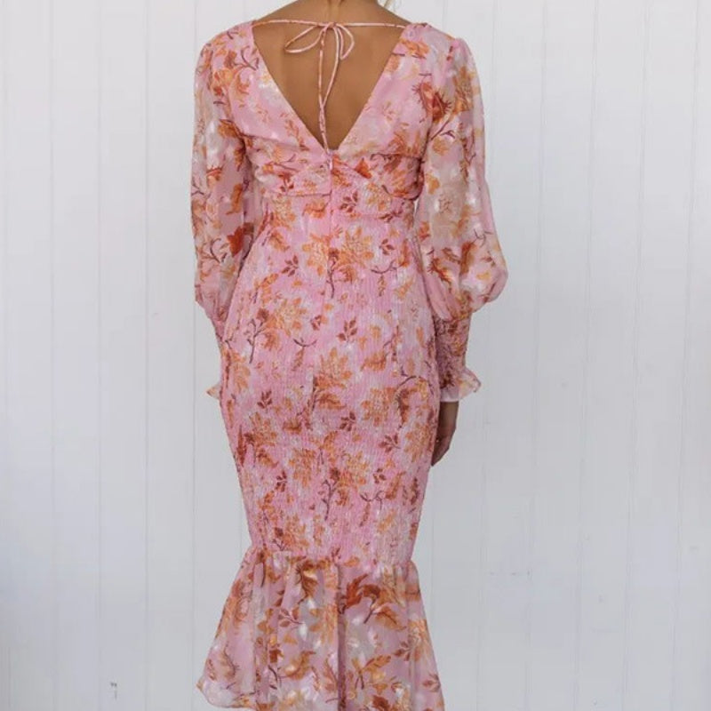 Elegantes Damenkleid mit langen Ärmeln, V-Ausschnitt und Rüschen