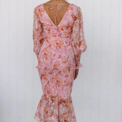 Elegantes Damenkleid mit langen Ärmeln, V-Ausschnitt und Rüschen