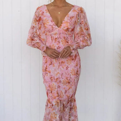 Elegantes Damenkleid mit langen Ärmeln, V-Ausschnitt und Rüschen