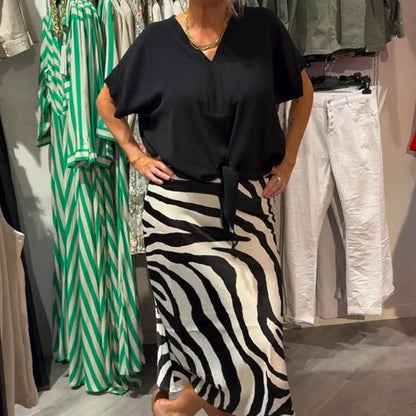 Lässiges Damen-Set aus Bluse mit Knoten vorne und Midirock