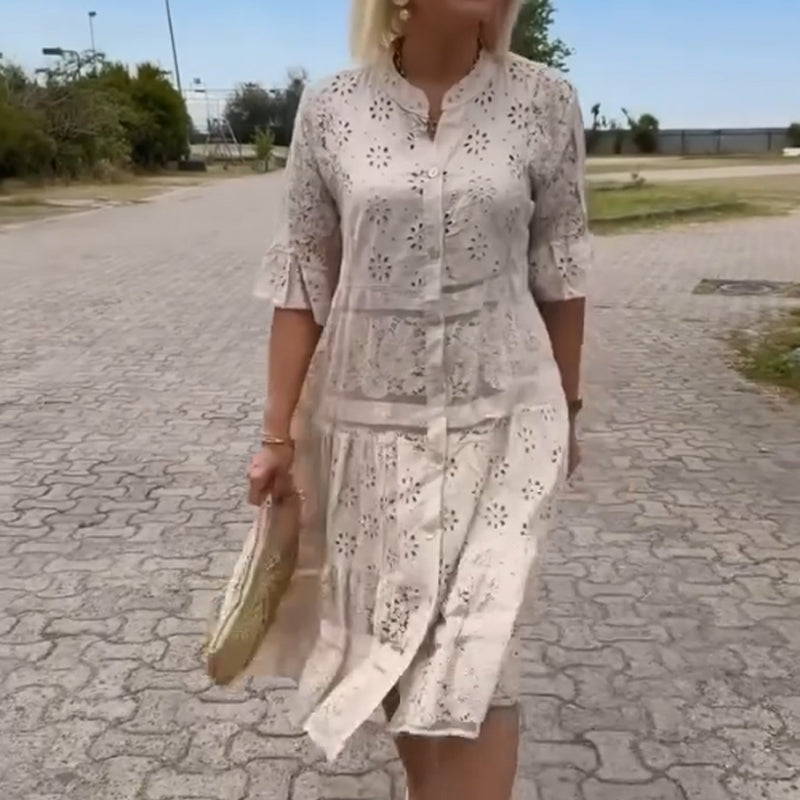 Damenkleid mit Spitze und Knöpfen