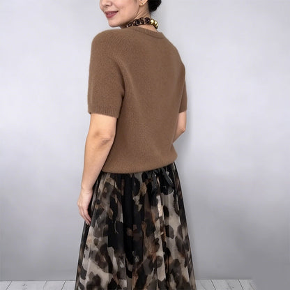 Zweiteiliges Set für Damen bestehend aus Pullover und fließendem Rock mit Leopardenmuster