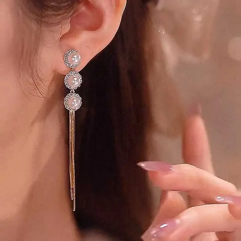 Elegante lange Ohrringe mit Quasten und Kunstperlen
