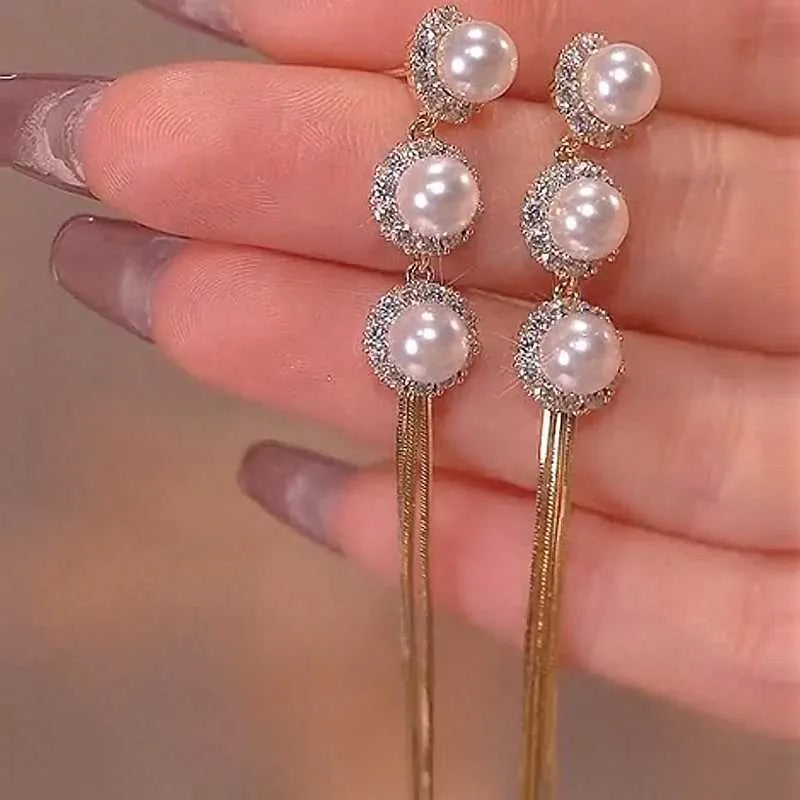 Elegante lange Ohrringe mit Quasten und Kunstperlen