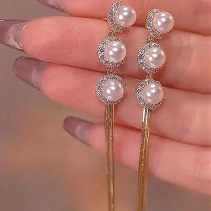 Elegante lange Ohrringe mit Quasten und Kunstperlen