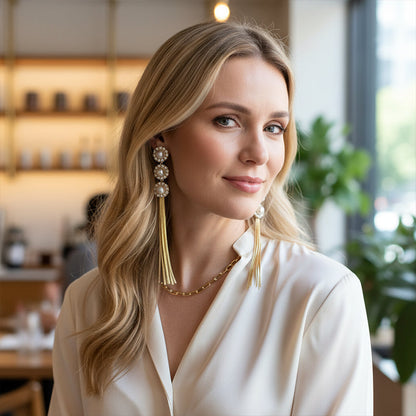 Elegante lange Ohrringe mit Quasten und Kunstperlen
