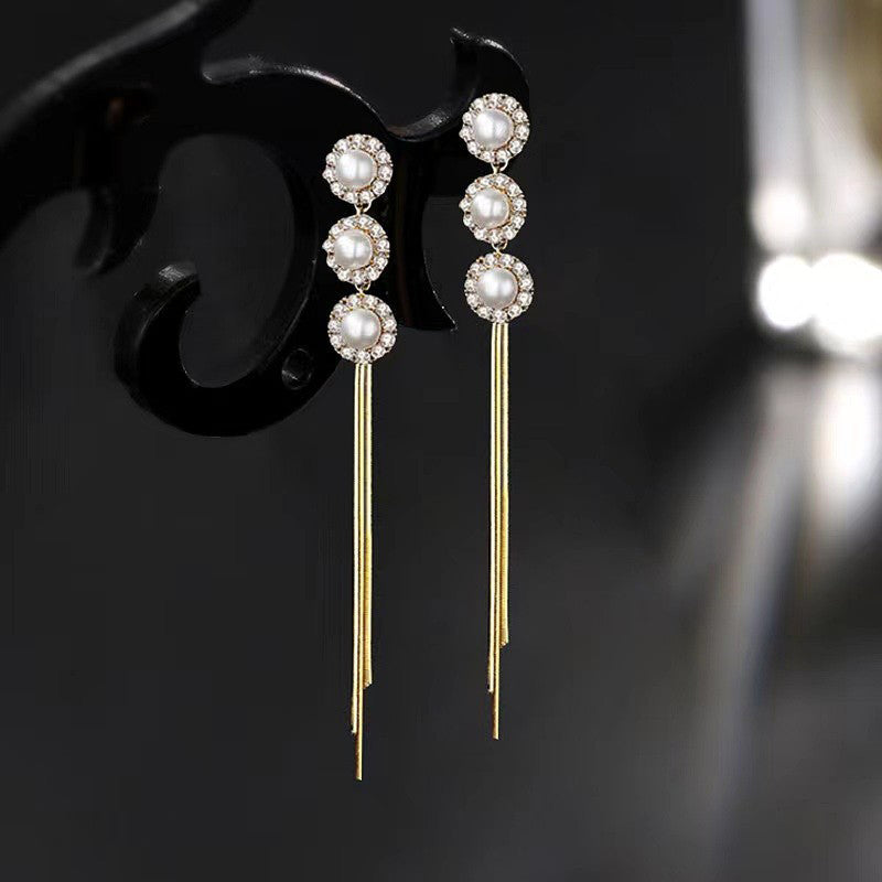 Elegante lange Ohrringe mit Quasten und Kunstperlen