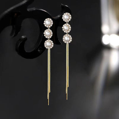 Elegante lange Ohrringe mit Quasten und Kunstperlen