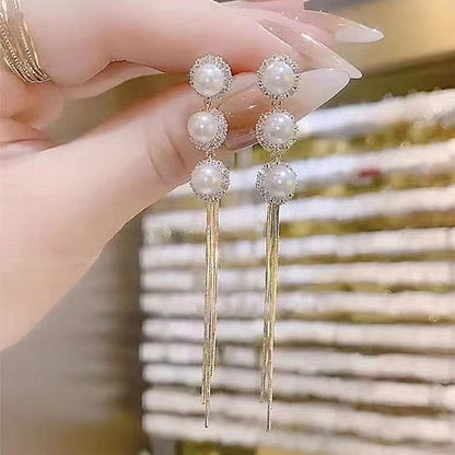 Elegante lange Ohrringe mit Quasten und Kunstperlen