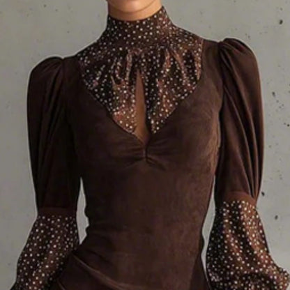 Elegantes, gepunktetes Patchwork-Minikleid mit enganliegender Passform