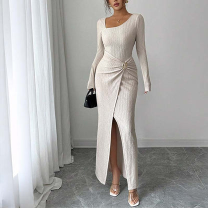 Elegantes, figurbetontes Kleid mit Spaghettiträgern und Spalte sowie eleganter Schnalle