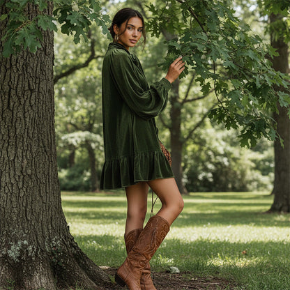 Damenkleid aus Samt mit Schleife am Halsausschnitt und Rüschen am Saum
