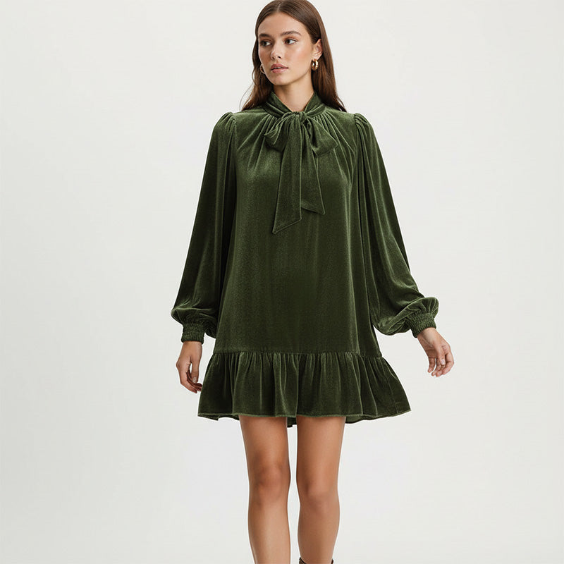 Damenkleid aus Samt mit Schleife am Halsausschnitt und Rüschen am Saum