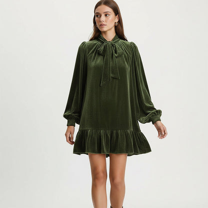 Damenkleid aus Samt mit Schleife am Halsausschnitt und Rüschen am Saum