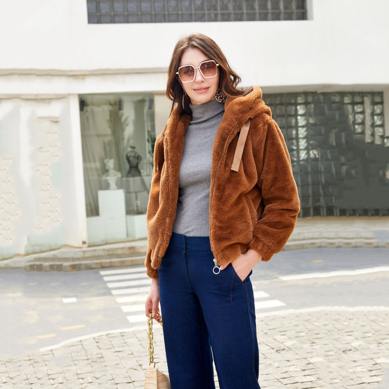 Kurze Kapuzenjacke aus Kunstfell für Damen