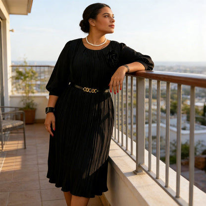 Damenkleid mit 3/4-Ärmeln, Falten und Gürtel