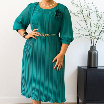 Damenkleid mit 3/4-Ärmeln, Falten und Gürtel