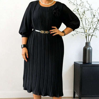 Damenkleid mit 3/4-Ärmeln, Falten und Gürtel