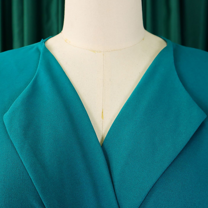 Elegantes Kleid mit V-Ausschnitt, Falten und Gürtel