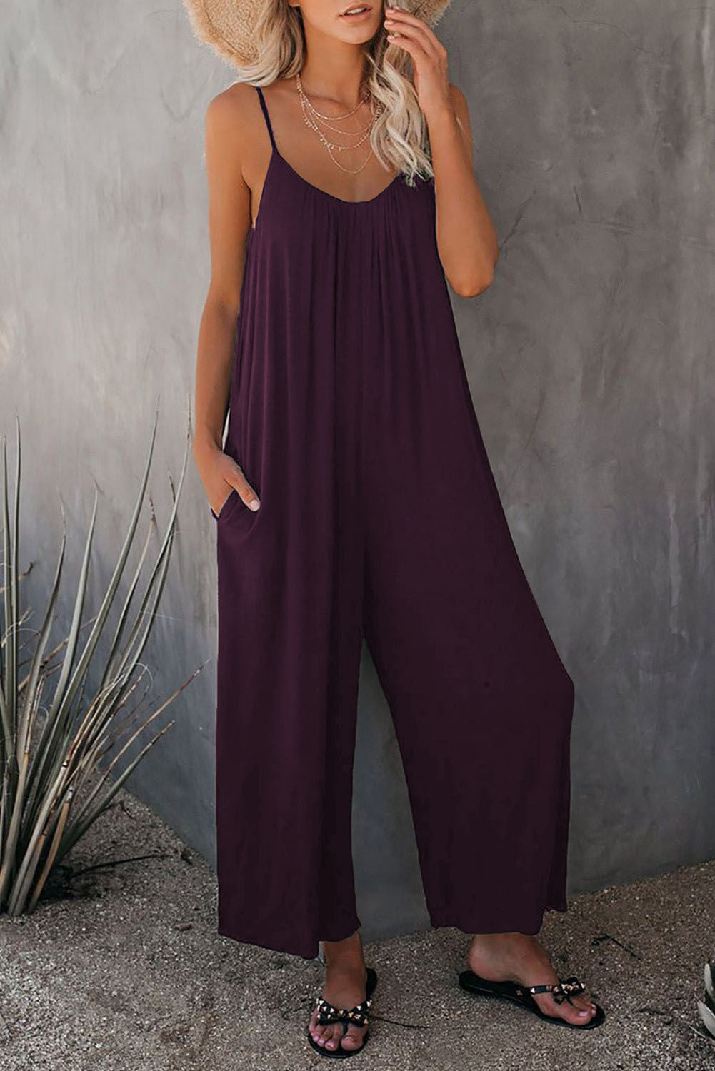 Fließender Jumpsuit mit Taschen. Letzter Tag des Ausverkaufs, 50% Rabatt