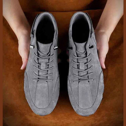 Hohe italienische Wildlederstiefel mit Klettverschluss – maskuliner Charme, lässiger Chic