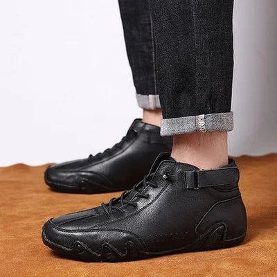 Hohe italienische Wildlederstiefel mit Klettverschluss – maskuliner Charme, lässiger Chic