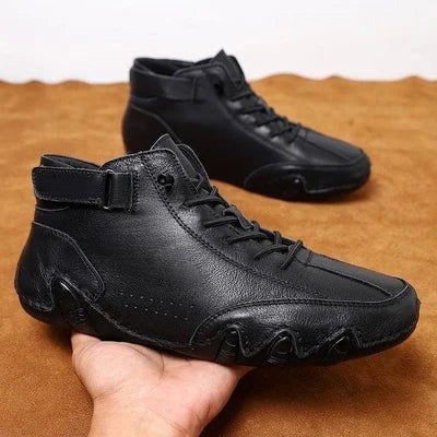 Hohe italienische Wildlederstiefel mit Klettverschluss – maskuliner Charme, lässiger Chic